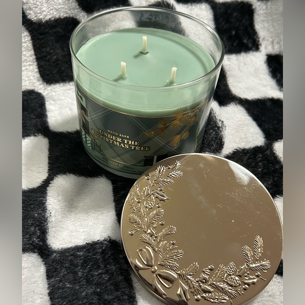 White Barn Candle “Under The Christmas Tree”